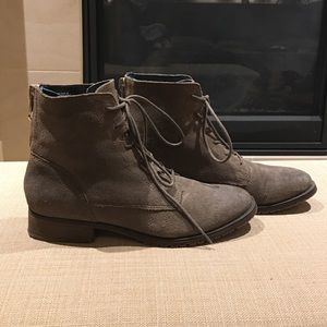 Steven Madden Rawlings Laced up Boots. Size 7.